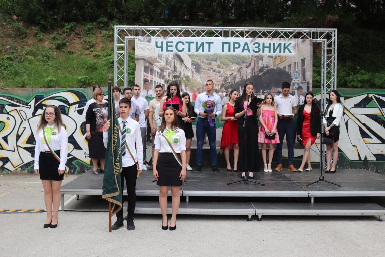 90 момчета и момичета си взеха довиждане с Гимназията по туризъм