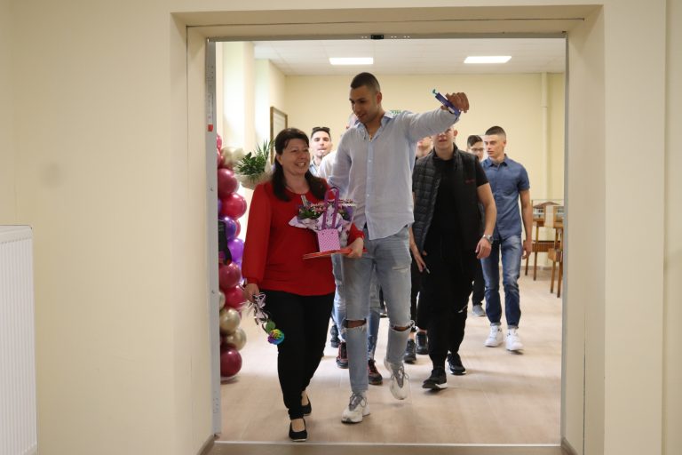 С много шум и колорит ПГСАГ изпрати своите зрелостници(СНИМКИ)