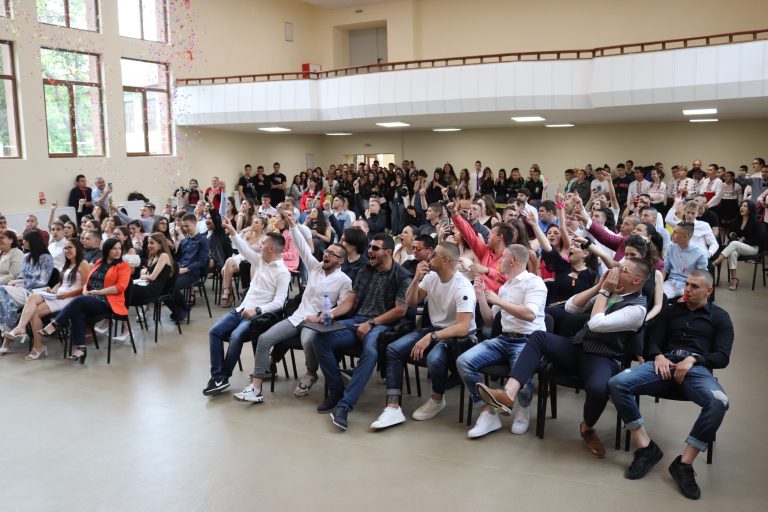 С много шум и колорит ПГСАГ изпрати своите зрелостници(СНИМКИ)