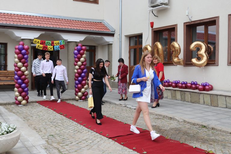 С много шум и колорит ПГСАГ изпрати своите зрелостници(СНИМКИ)