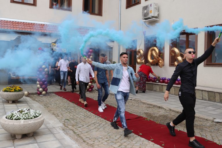 Горещи новини | С много шум и колорит ПГСАГ изпрати своите зрелостници(СНИМКИ)