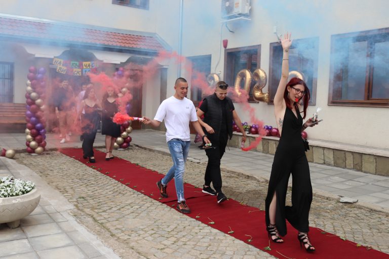 С много шум и колорит ПГСАГ изпрати своите зрелостници(СНИМКИ)