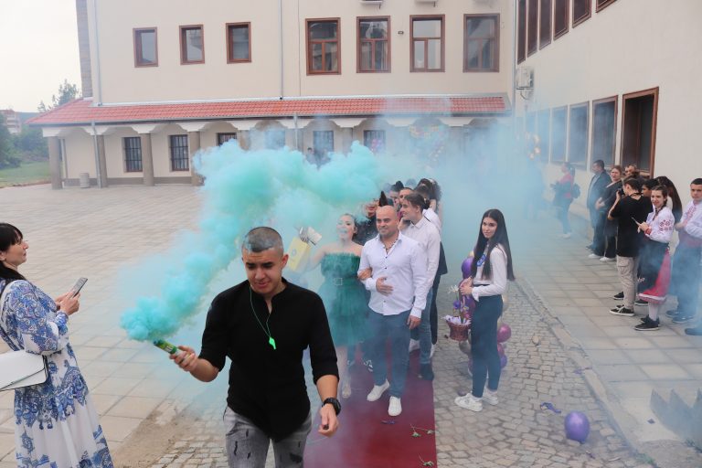 С много шум и колорит ПГСАГ изпрати своите зрелостници(СНИМКИ)