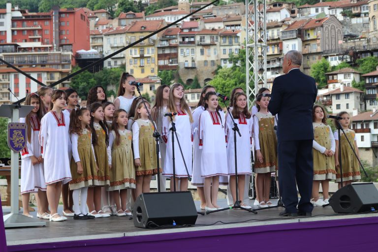 Наградиха най-добрите педагози и творци в подножието на паметника „Асеневци” (снимки)