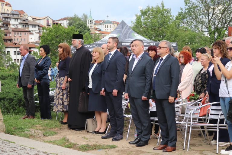 Наградиха най-добрите педагози и творци в подножието на паметника „Асеневци” (снимки)