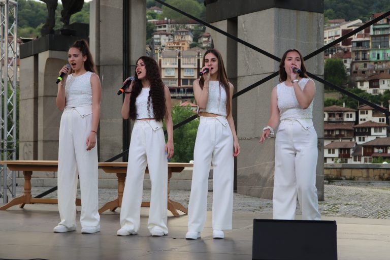 Наградиха най-добрите педагози и творци в подножието на паметника „Асеневци” (снимки)