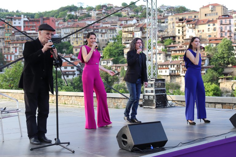 Наградиха най-добрите педагози и творци в подножието на паметника „Асеневци” (снимки)