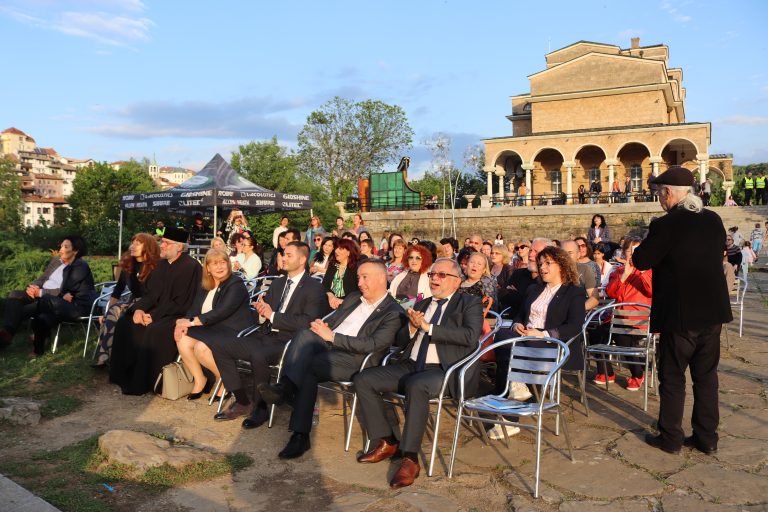 Наградиха най-добрите педагози и творци в подножието на паметника „Асеневци” (снимки)