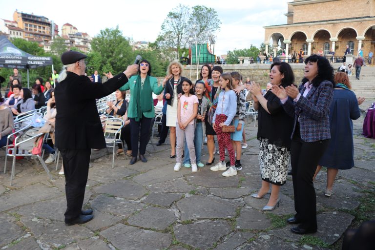 Наградиха най-добрите педагози и творци в подножието на паметника „Асеневци” (снимки)