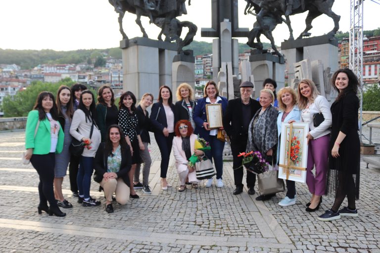 Наградиха най-добрите педагози и творци в подножието на паметника „Асеневци” (снимки)