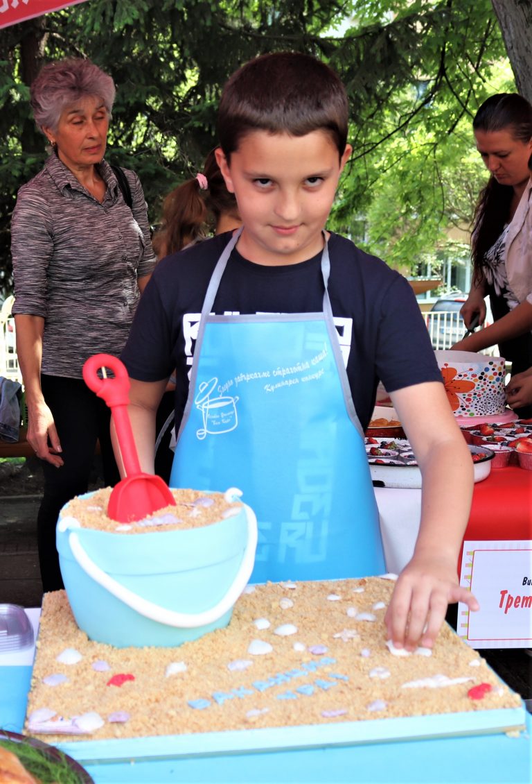 Вкусна кулинарна надпревара си спретнаха в ОУ „Бачо Киро“ (снимки)