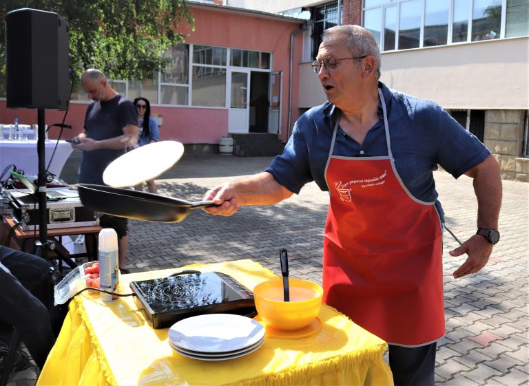 Вкусна кулинарна надпревара си спретнаха в ОУ „Бачо Киро“ (снимки)