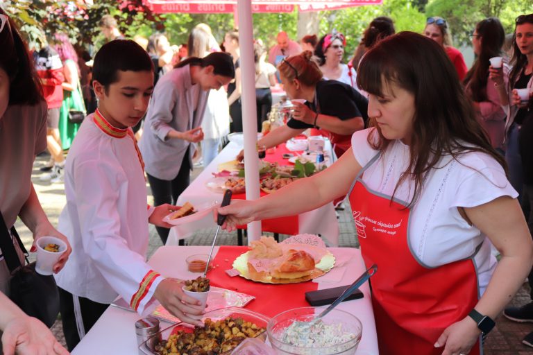 Вкусна кулинарна надпревара си спретнаха в ОУ „Бачо Киро“ (снимки)