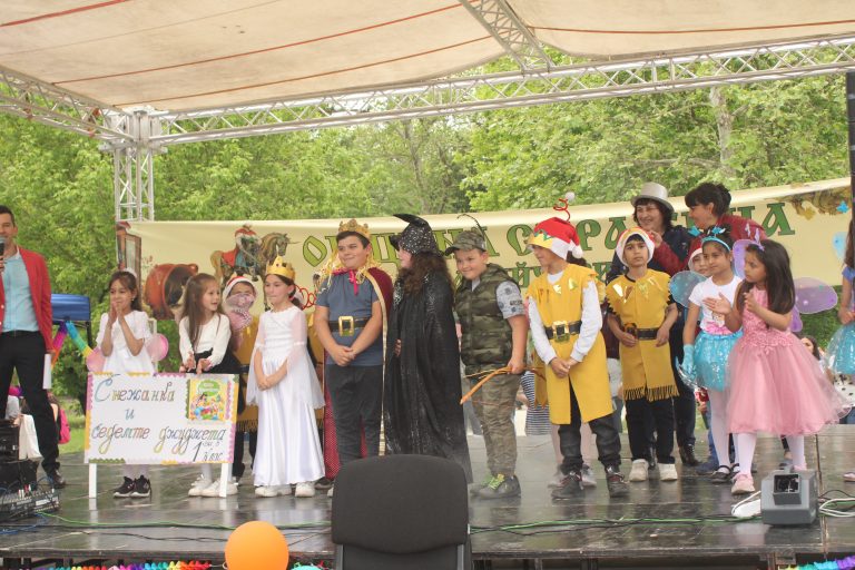 Приказни герои оживяха в Стражица