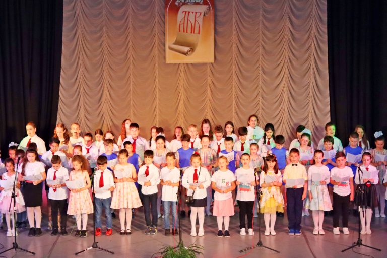 С танци, стихове и песни децата на Община Лясковец славиха първоучителите