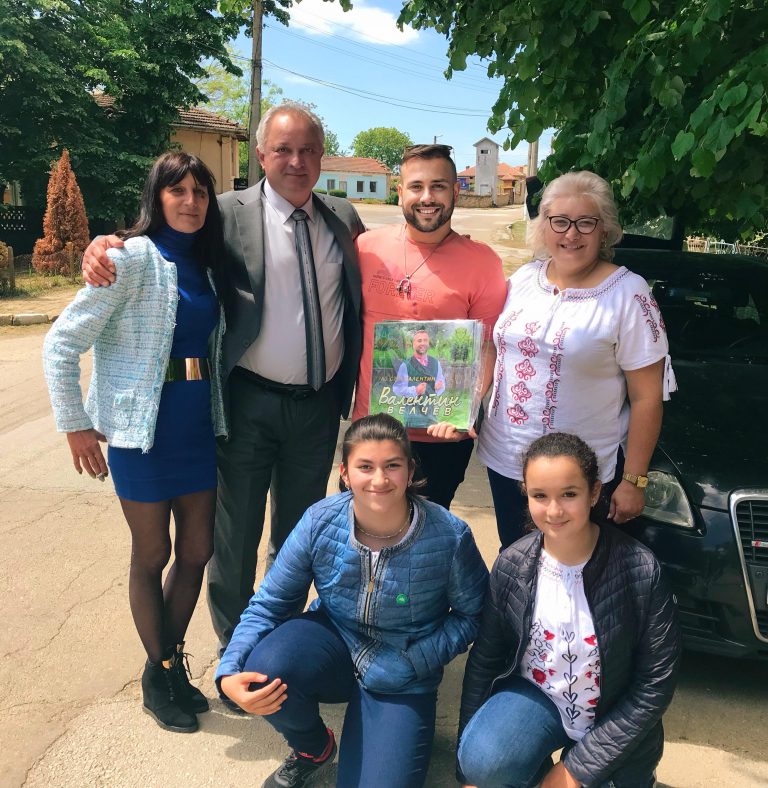 Култура | Известен певец опита самодивска ракия в павликенско село