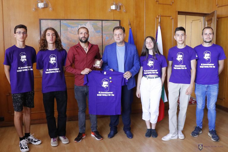 Общество | Даниел Панов награди млади родолюбци, преминали по стъпките на Ботевата чета