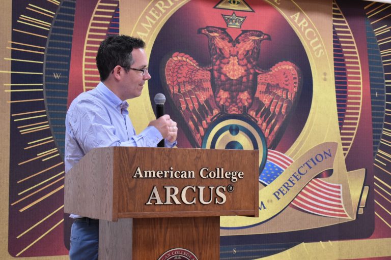 Общество | Водещ лекар от САЩ запозна учениците от Американския колеж с модерната медицина