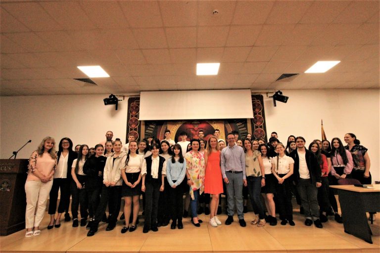 Водещ лекар от САЩ запозна учениците от Американския колеж с модерната медицина