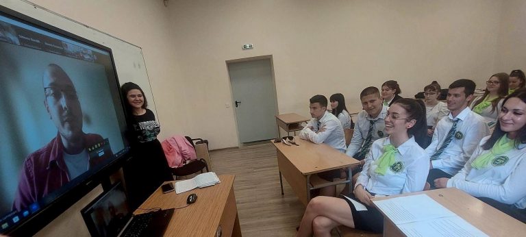 Общество | Николаос Цитиридис се срещна с ученици от Гимназията по туризъм