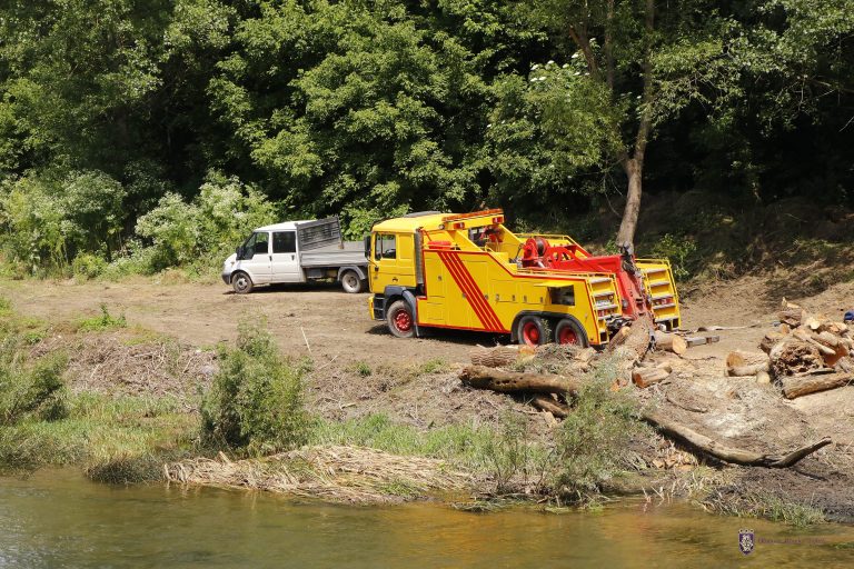 Общество | Разчистиха клони и наноси от Янтра, струпани под Владишкия мост