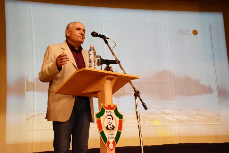 Общество | Симеон Идакиев показа филма си за НВУ пред курсанти и офицери