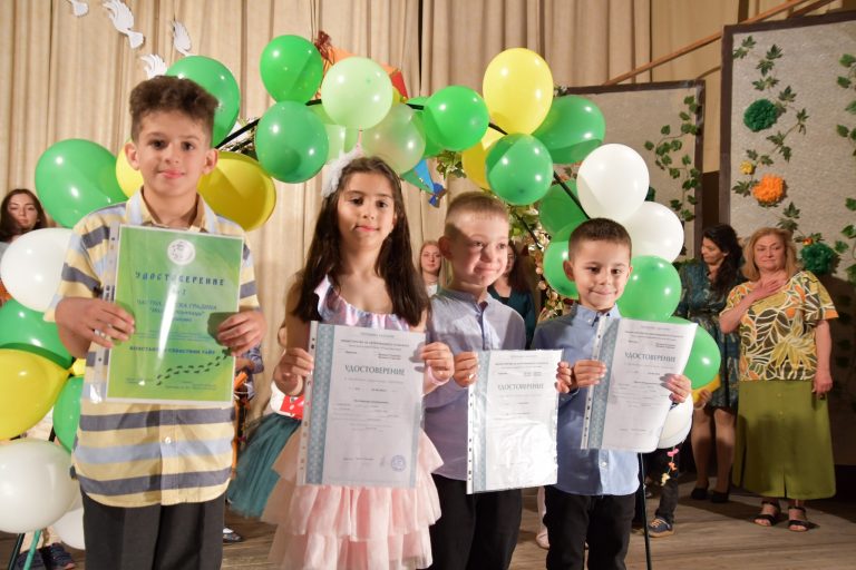 Общество | Първия си випуск изпрати детска градина „Малки стъпчици“