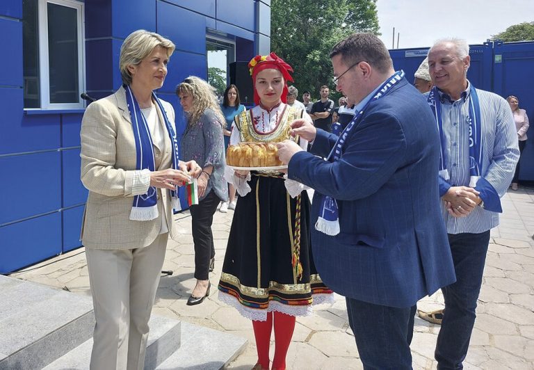Пари и власт | Весела Лечева откри обновената  спортна сграда на “Академик” Свищов