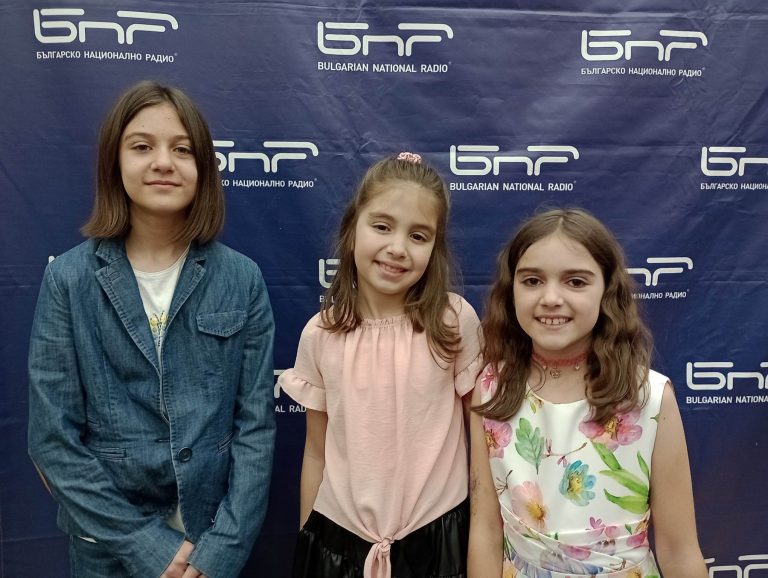 Общество | Великотърновски ученички с награди от международен литературен конкурс на БНР