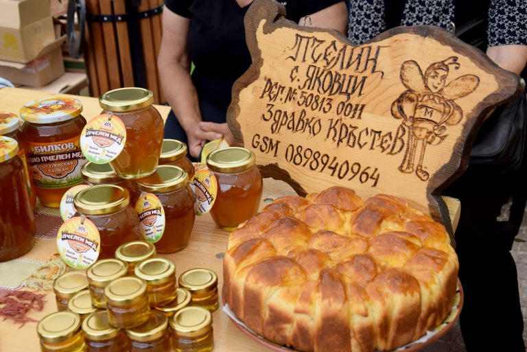 Местни производители показаха продукцията си в Елена