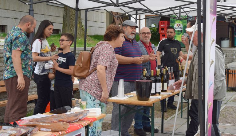 Местни производители показаха продукцията си в Елена