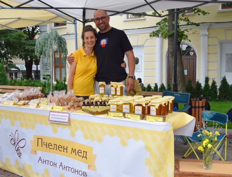 Местни производители показаха продукцията си в Елена