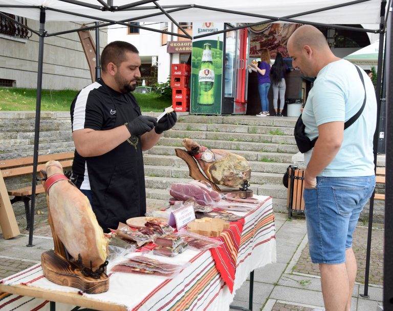 Местни производители показаха продукцията си в Елена