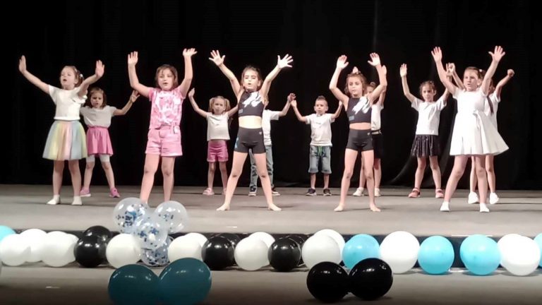 Общество | ТС „Динамик“ и техни приятели показаха магията на танца в близо двучасов концерт