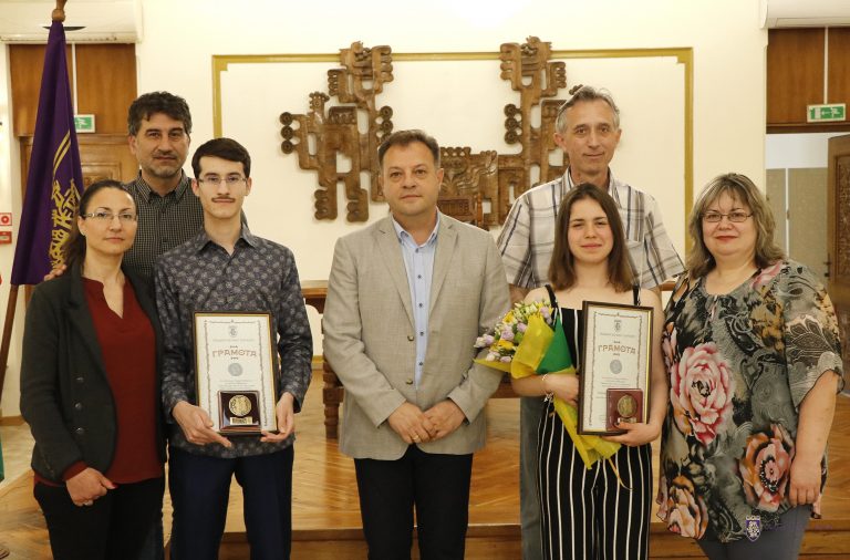 Общество | Даниел Панов награди изявени отличници от две училища