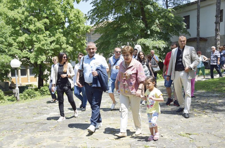 Общество | Потомци на славния Кършовски род се  събраха за десети път на среща в Елена
