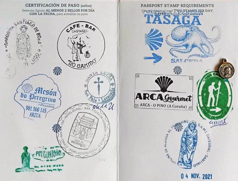 Шапки, фланелки, покривки и  уникални предмети от цял свят има  в колекцията си Йордан Грозданов