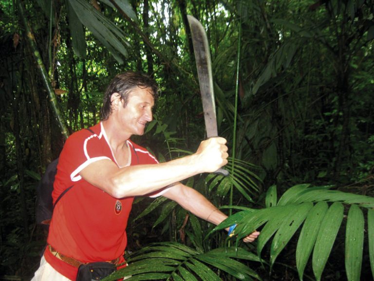 Шапки, фланелки, покривки и  уникални предмети от цял свят има  в колекцията си Йордан Грозданов