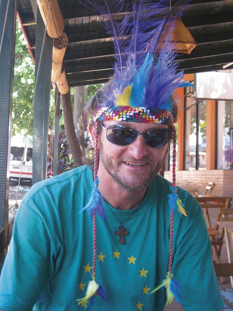 Шапки, фланелки, покривки и  уникални предмети от цял свят има  в колекцията си Йордан Грозданов