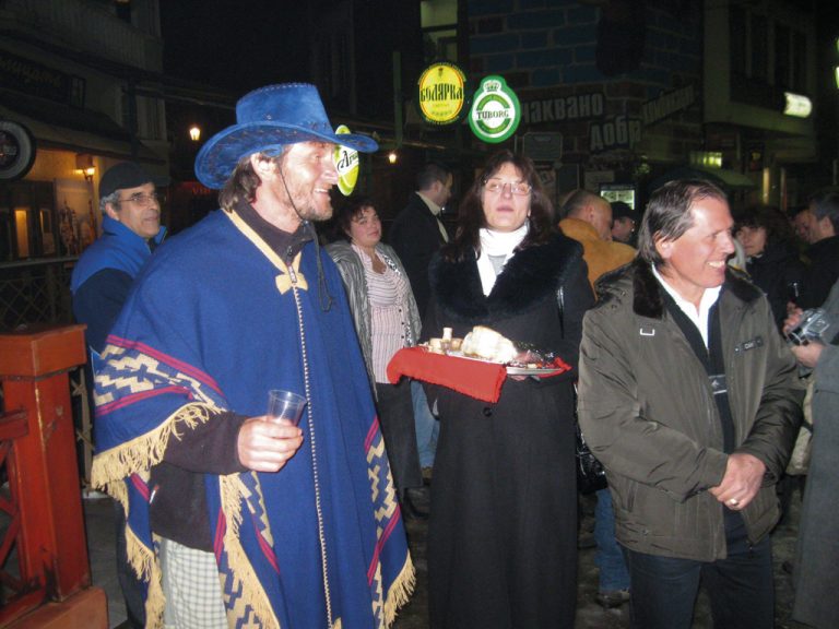 Шапки, фланелки, покривки и  уникални предмети от цял свят има  в колекцията си Йордан Грозданов