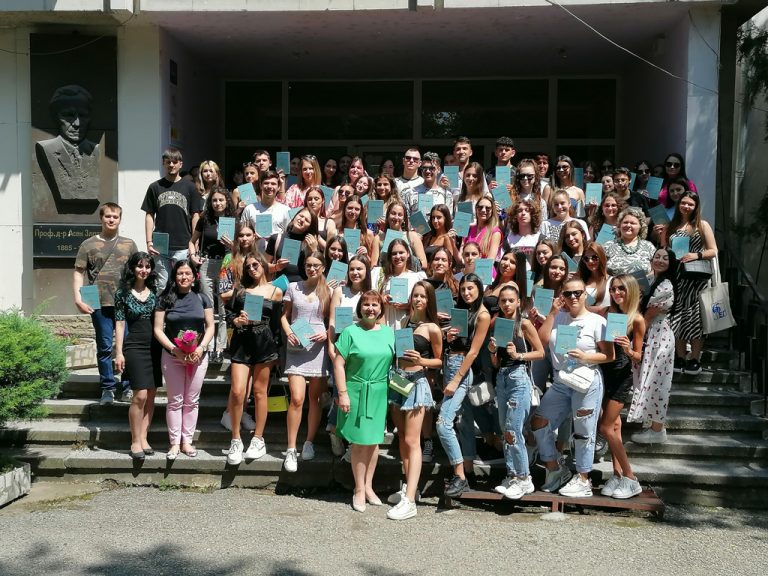 Общество | 22 пълни шестици имат на държавните зрелостни изпити възпитаници на ПЕГ