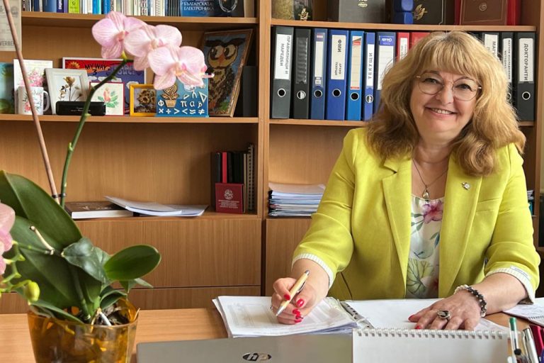 Общество | Във ФМИ на ВТУ създадоха Клуб на младия програмист и зала за него