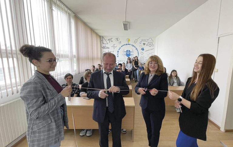 Във ФМИ на ВТУ създадоха Клуб на младия програмист и зала за него