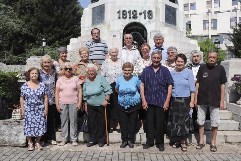 Общество | Три класа отпразнуваха 60 г. от завършването си