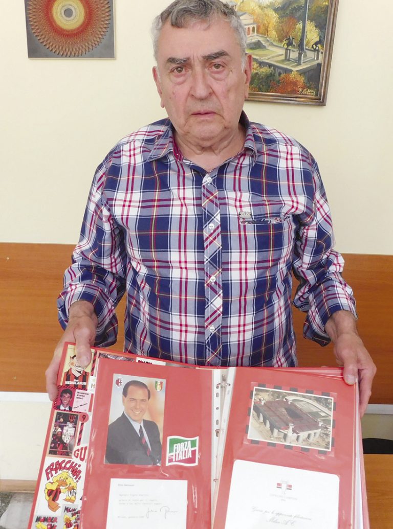 Общество | Великотърновец пази лични писма и  вратовръзка, подарък от Берлускони