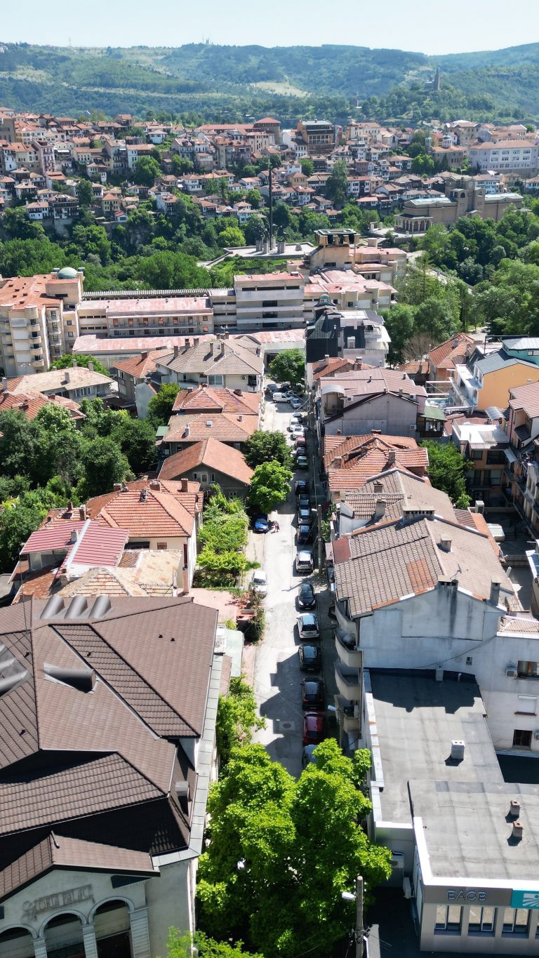 Общество | Ремонтират настилката на ул. „Цар Калоян“ в центъра на Велико Търново