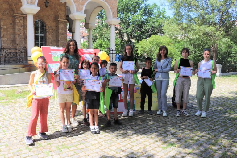 Общество | Наградиха деца, рисували щастието