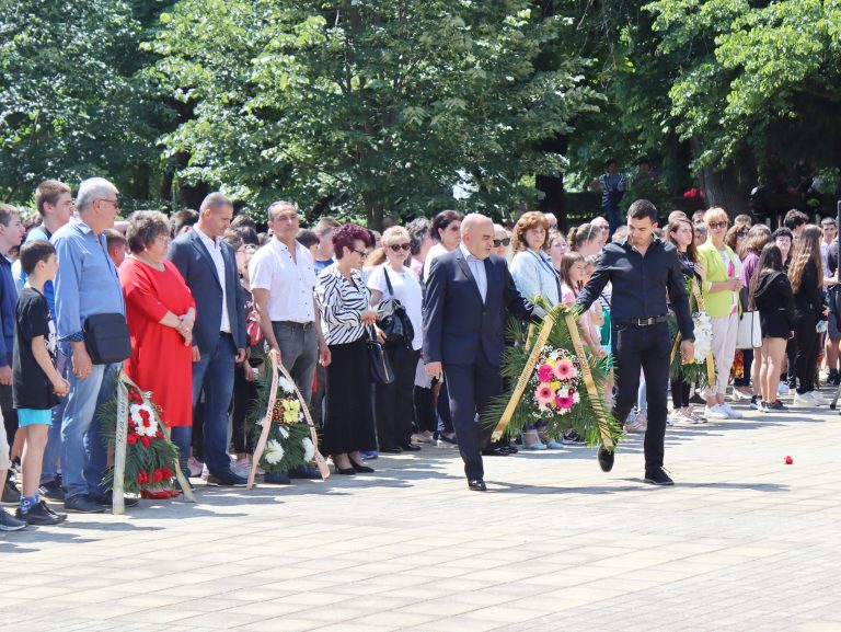 147 години безсмъртие на Ботев и загиналите отбелязаха лясковчани