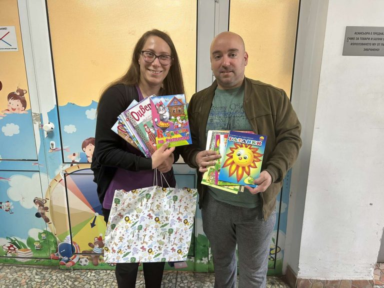 Общество | Млади социалисти зарадваха с книжки болните в Детското отделение