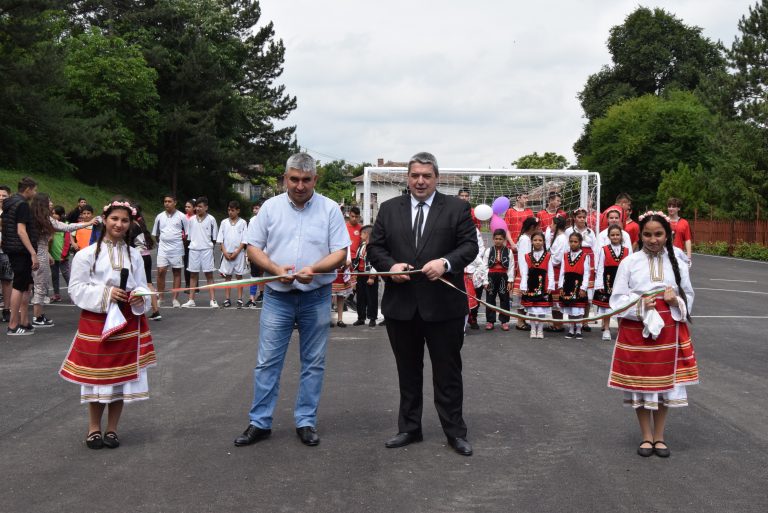 Общество | Кметът на Горна Оряховица откри обновената спортна площадка в ОУ „Св. Паисий Хилендарски“